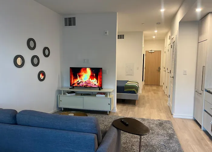 Calypso- Hollywood Apartment With Pool, Gym & Free Parking